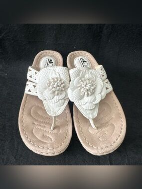 Cliffs Sandals By White Mountain Flip Flops Thong Sandals Flower White Size 7